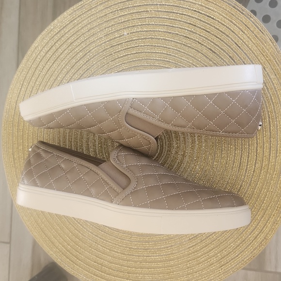 Steve Madden patent Leather Quilted Slip on Flat shoes Size 9.5 Grey - Picture 4 of 6